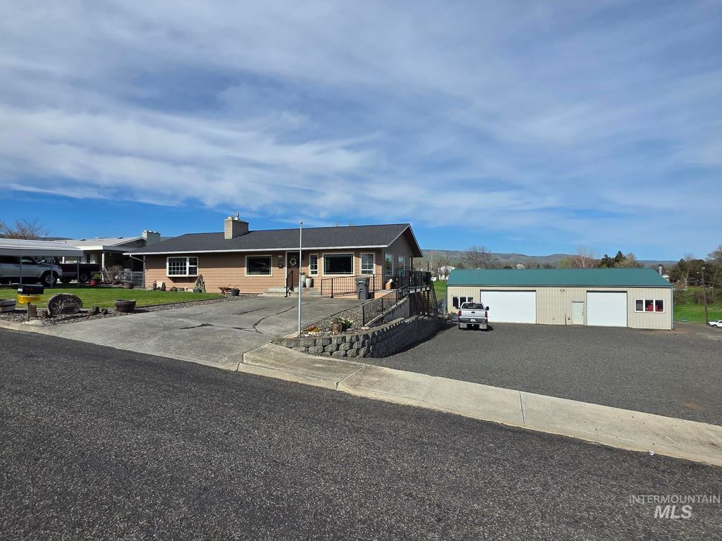 Photo of 1008 Lambert Court, Clarkston, WA 99403 (MLS # 98980317)