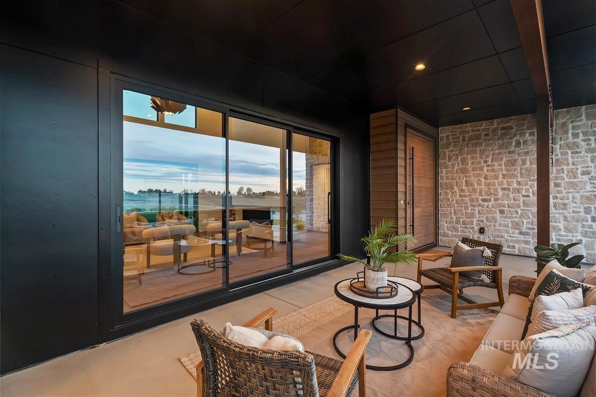 8085 Quail Hollow Dr