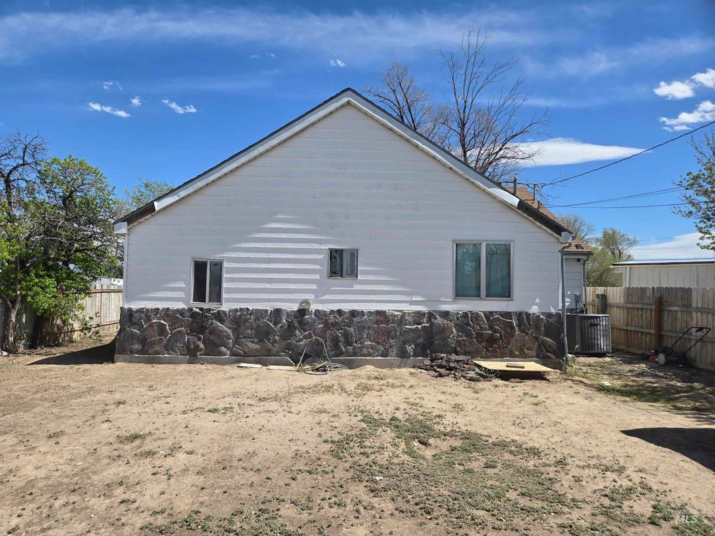 Photo of 260 Buena Vista St, Twin Falls, ID 83301 (MLS # 98983024)