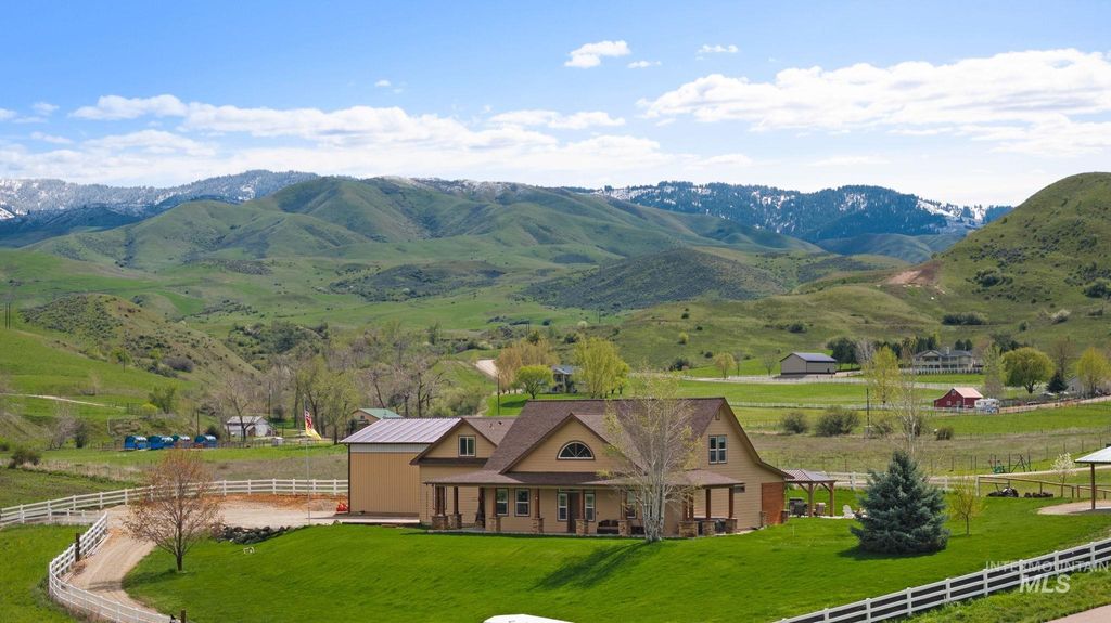 Photo of 27 Waverly Drive, Horseshoe Bend, ID 83629 (MLS # 98977014)