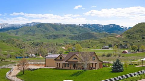 Photo of 27 Waverly Drive, Horseshoe Bend, ID 83629 (MLS # 98977014)