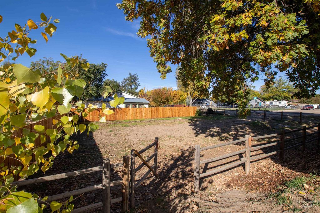 Photo of 2422 Syringa Ln, Caldwell, ID 83605 (MLS # 98965655)