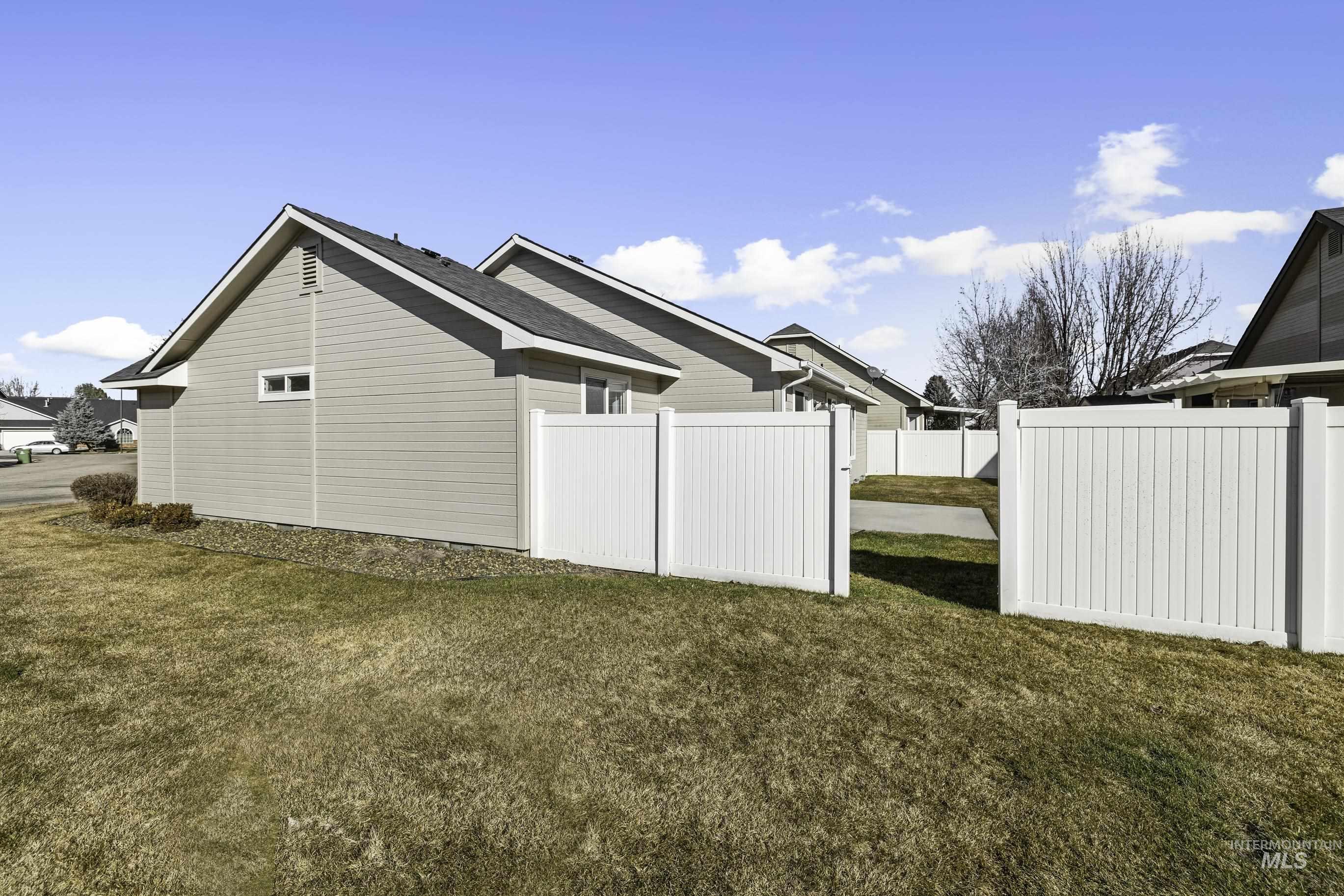 Meridian, Idaho 83646, United States, 3 Bedrooms Bedrooms, ,2 BathroomsBathrooms,Residential,Pending,58172