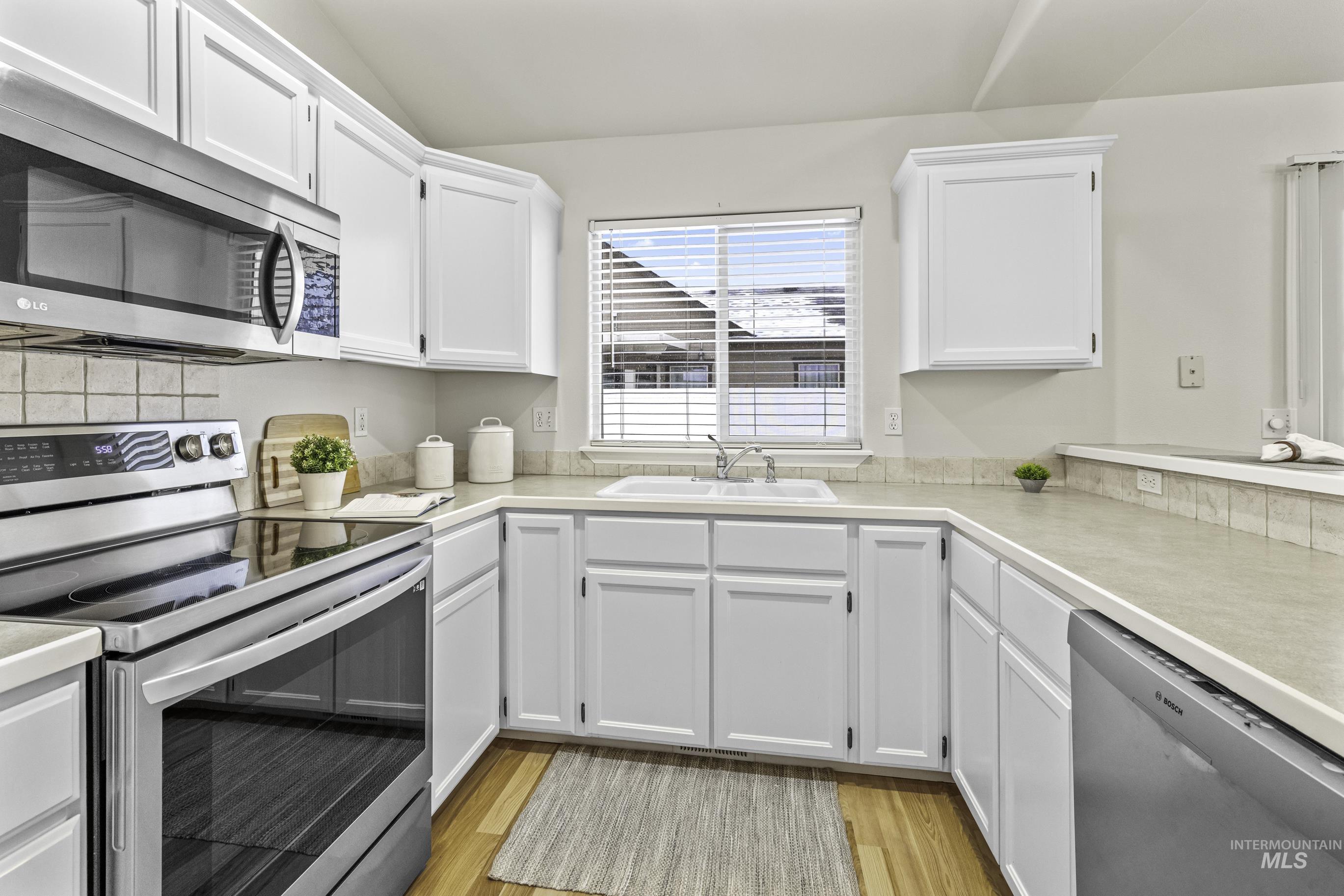 Meridian, Idaho 83646, United States, 3 Bedrooms Bedrooms, ,2 BathroomsBathrooms,Residential,Pending,58172