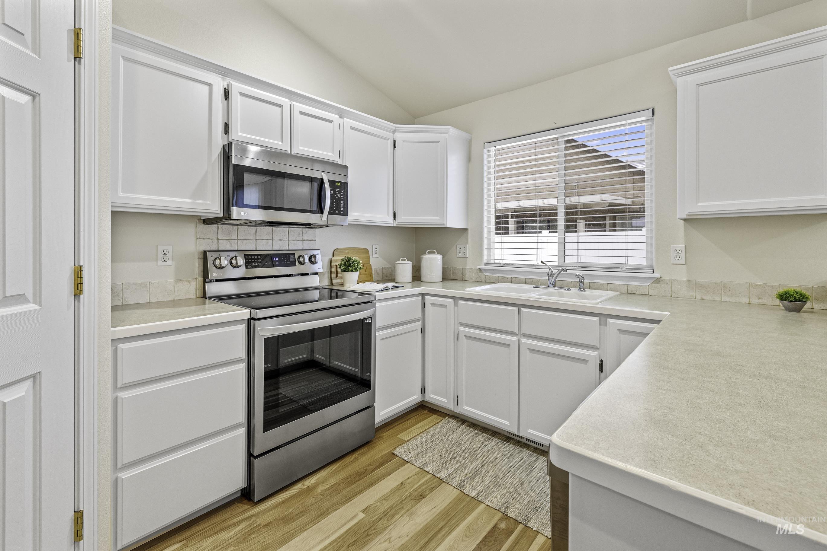 Meridian, Idaho 83646, United States, 3 Bedrooms Bedrooms, ,2 BathroomsBathrooms,Residential,Pending,58172