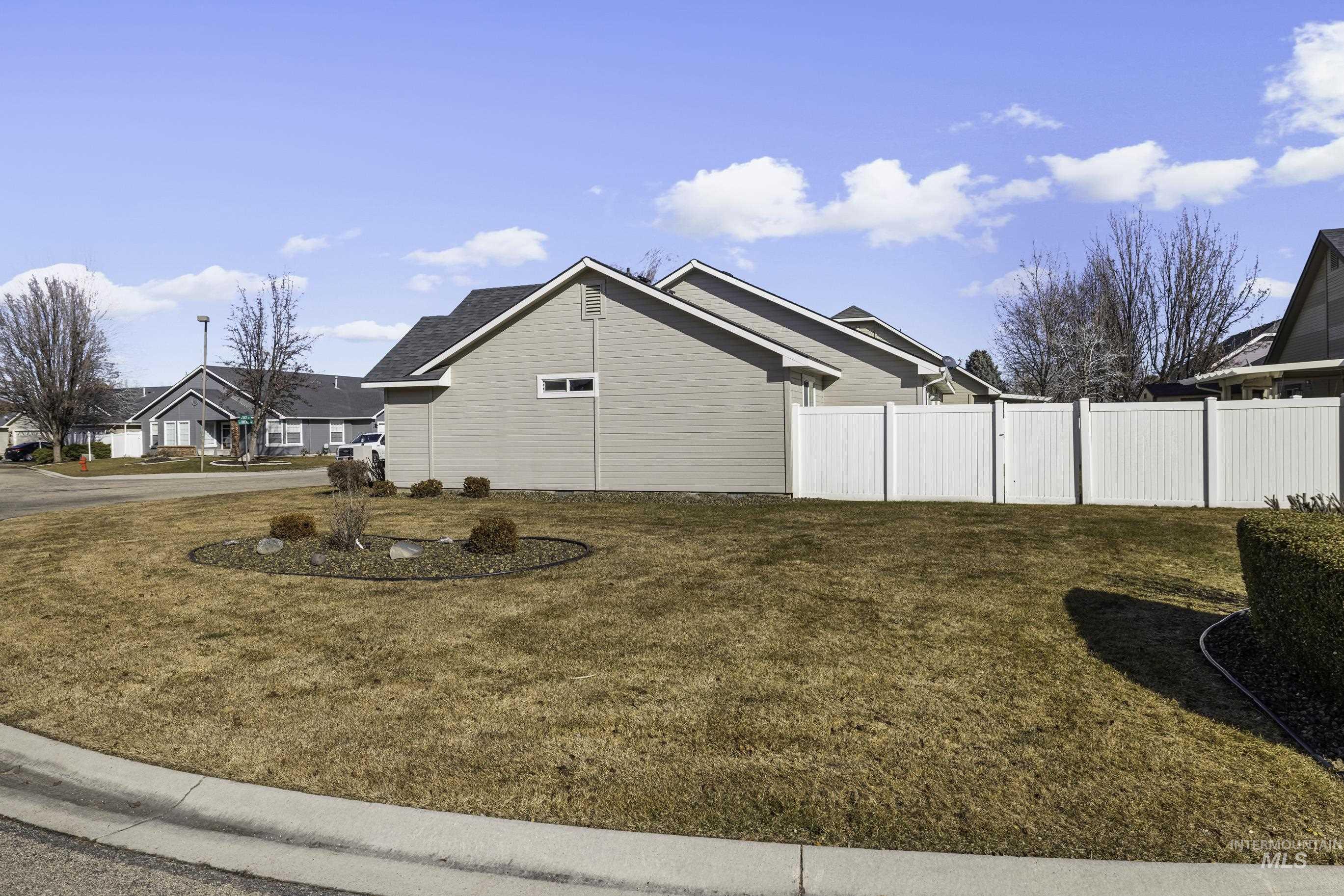 Meridian, Idaho 83646, United States, 3 Bedrooms Bedrooms, ,2 BathroomsBathrooms,Residential,Pending,58172