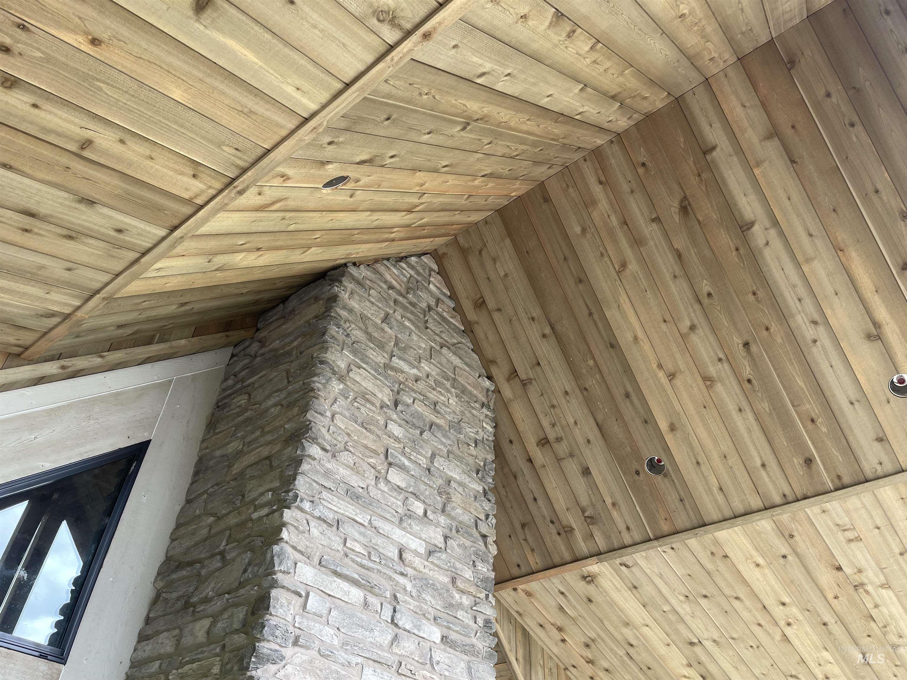 Detailed view of wooden ceiling and wood walls