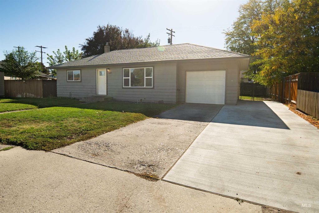 Photo of 127 E 8th North, Mountain Home, ID 83647 (MLS # 98964680)