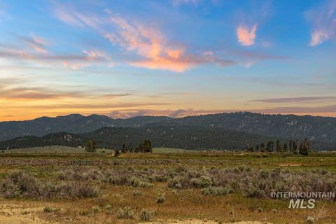 Photo of 12 River Bank Drive, Cascade, ID 83611 (MLS # 98954012)