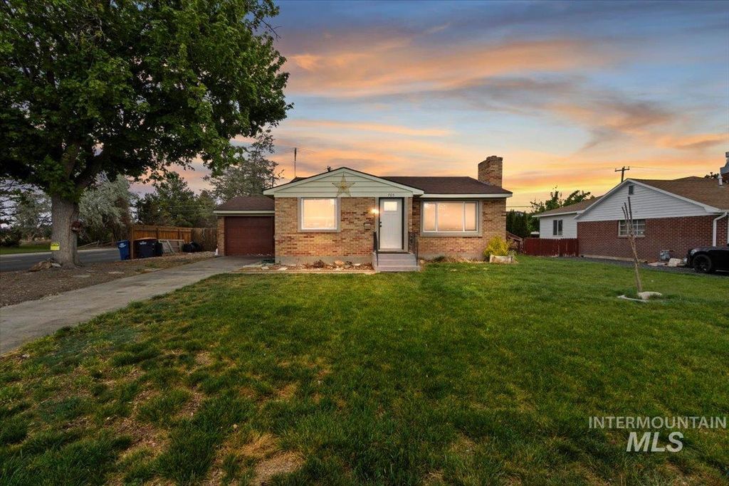 Photo of 705 Grant Ave, Twin Falls, ID 83301 (MLS # 98983599)