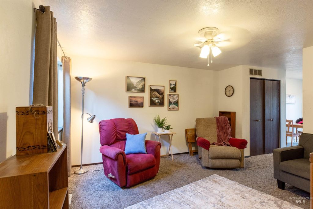 Photo of 6819 W Maxwell Ln, Boise, ID 83704 (MLS # 98971775)