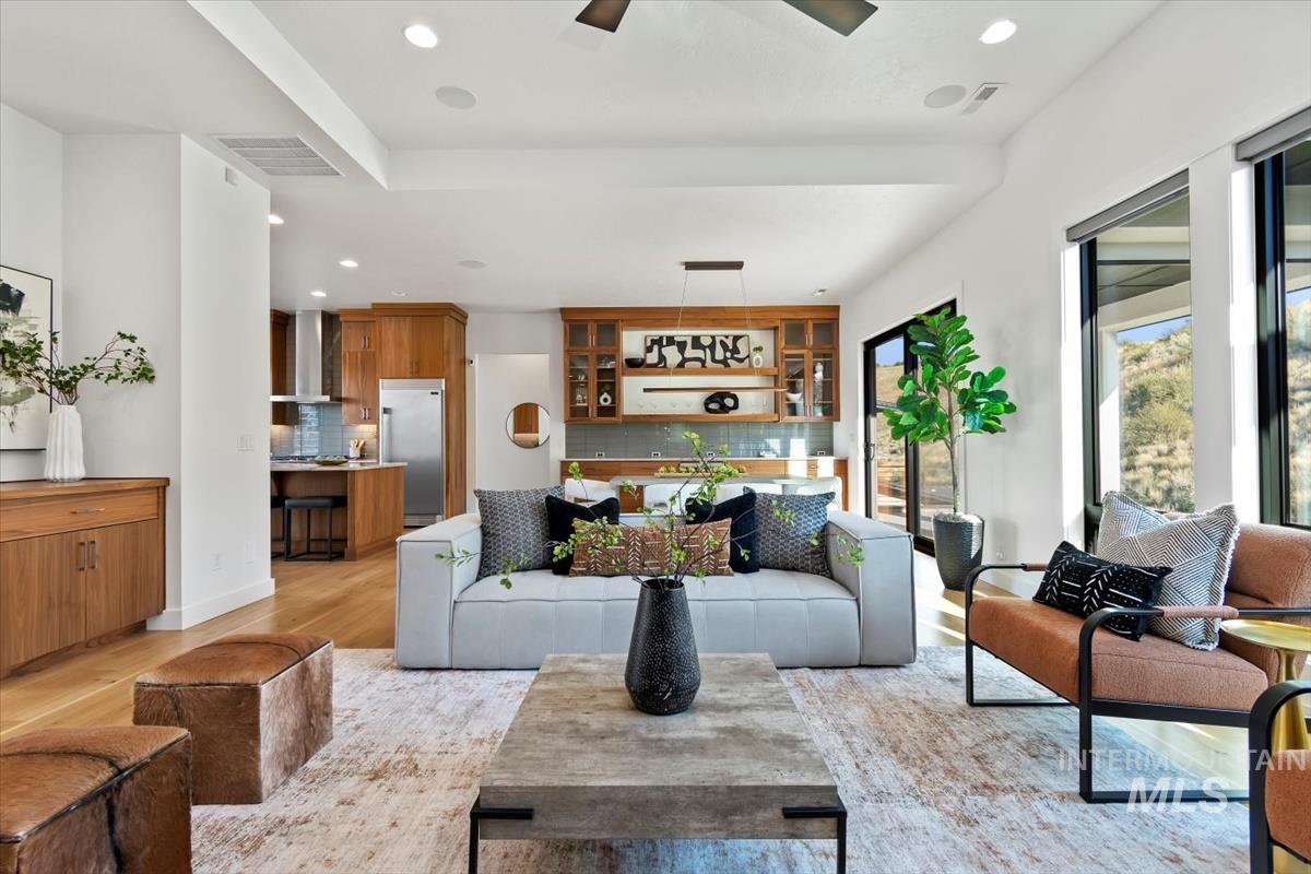 1235 E Highland View Dr