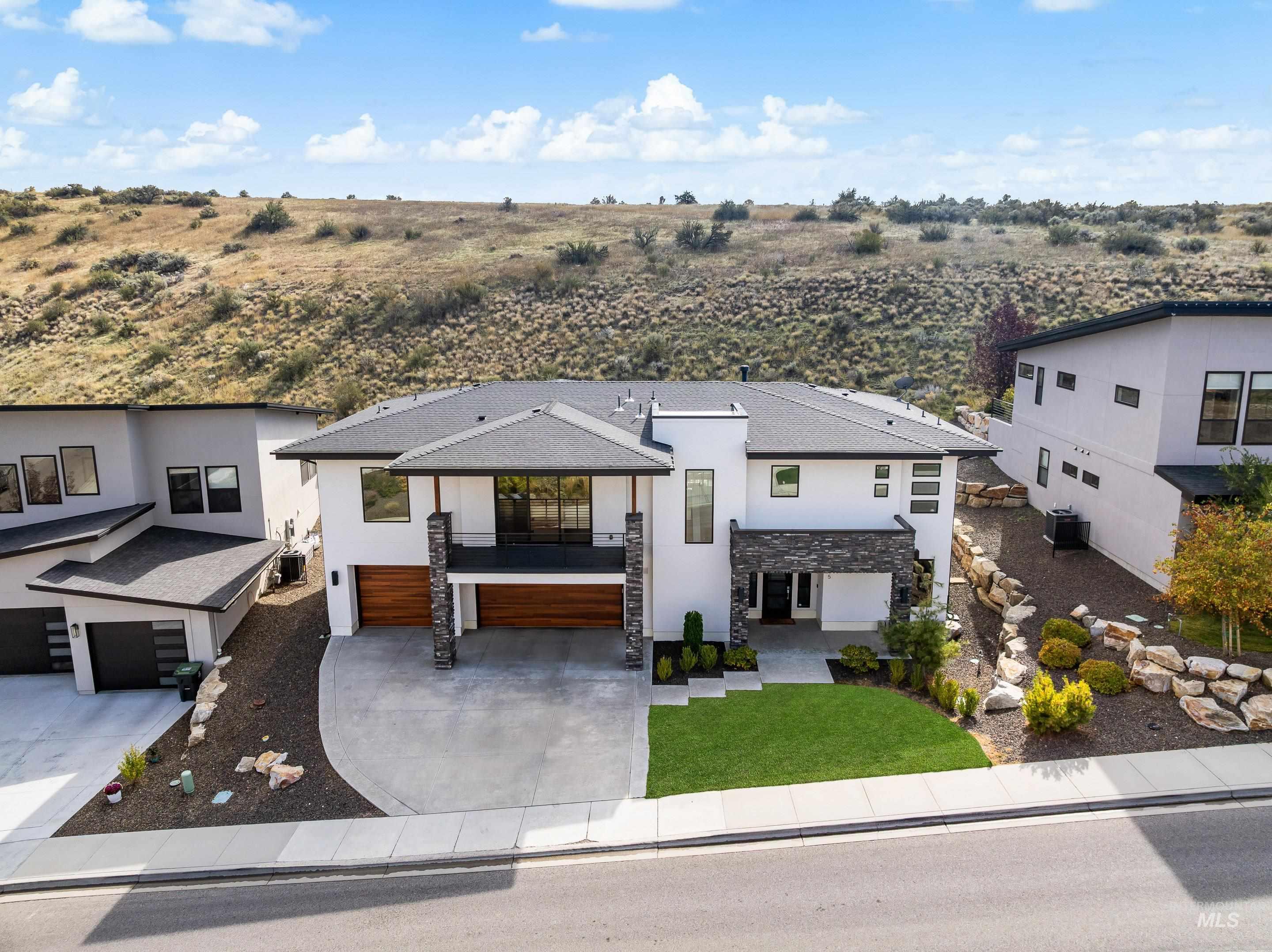 1235 E Highland View Dr