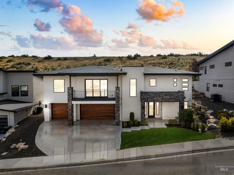 Photo of 1235 E Highland View Dr, Boise, ID 83702 (MLS # 98964979)