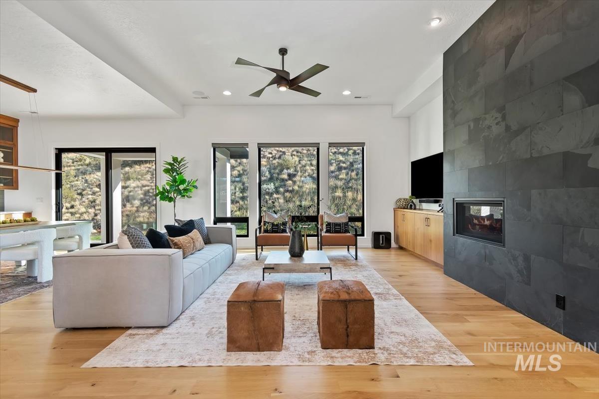 1235 E Highland View Dr