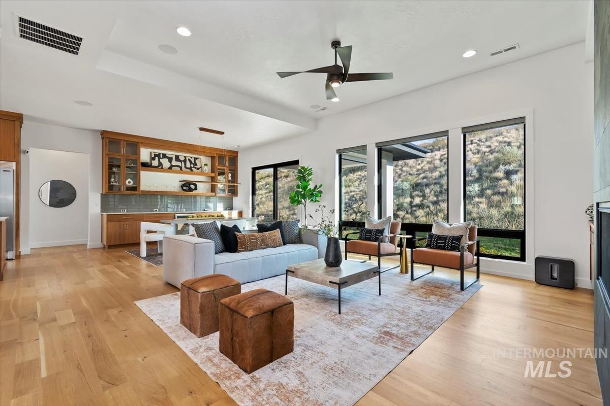 1235 E Highland View Dr