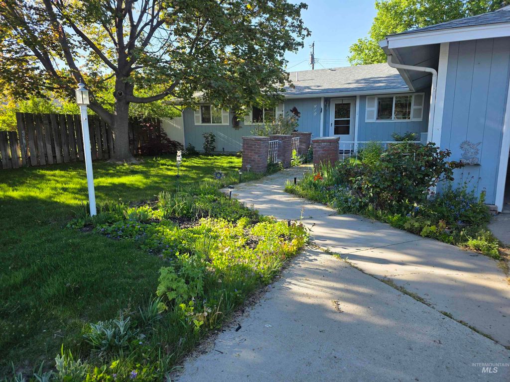 Photo of 418 W Maple St, Caldwell, ID 83605 (MLS # 98984594)