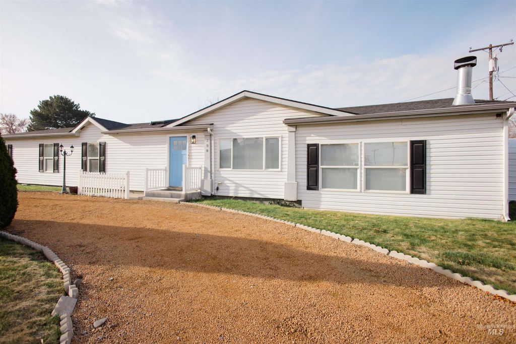 Photo of 299 S Lincoln St, Glenns Ferry, ID 83623 (MLS # 98968693)