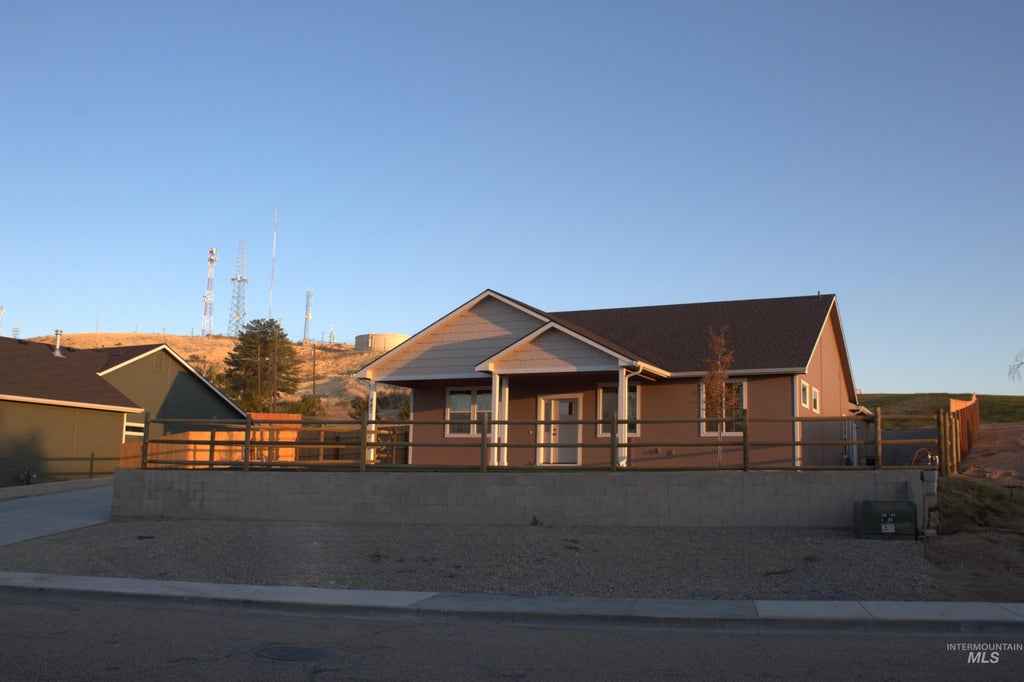 Photo of 887 S. Iowa Ave, Payette, ID 83661 (MLS # 99003703)