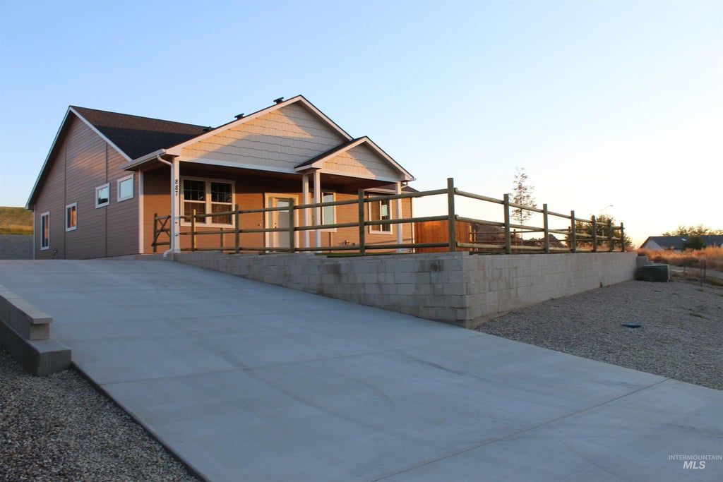 Photo of 887 S. Iowa Ave, Payette, ID 83661 (MLS # 99003703)