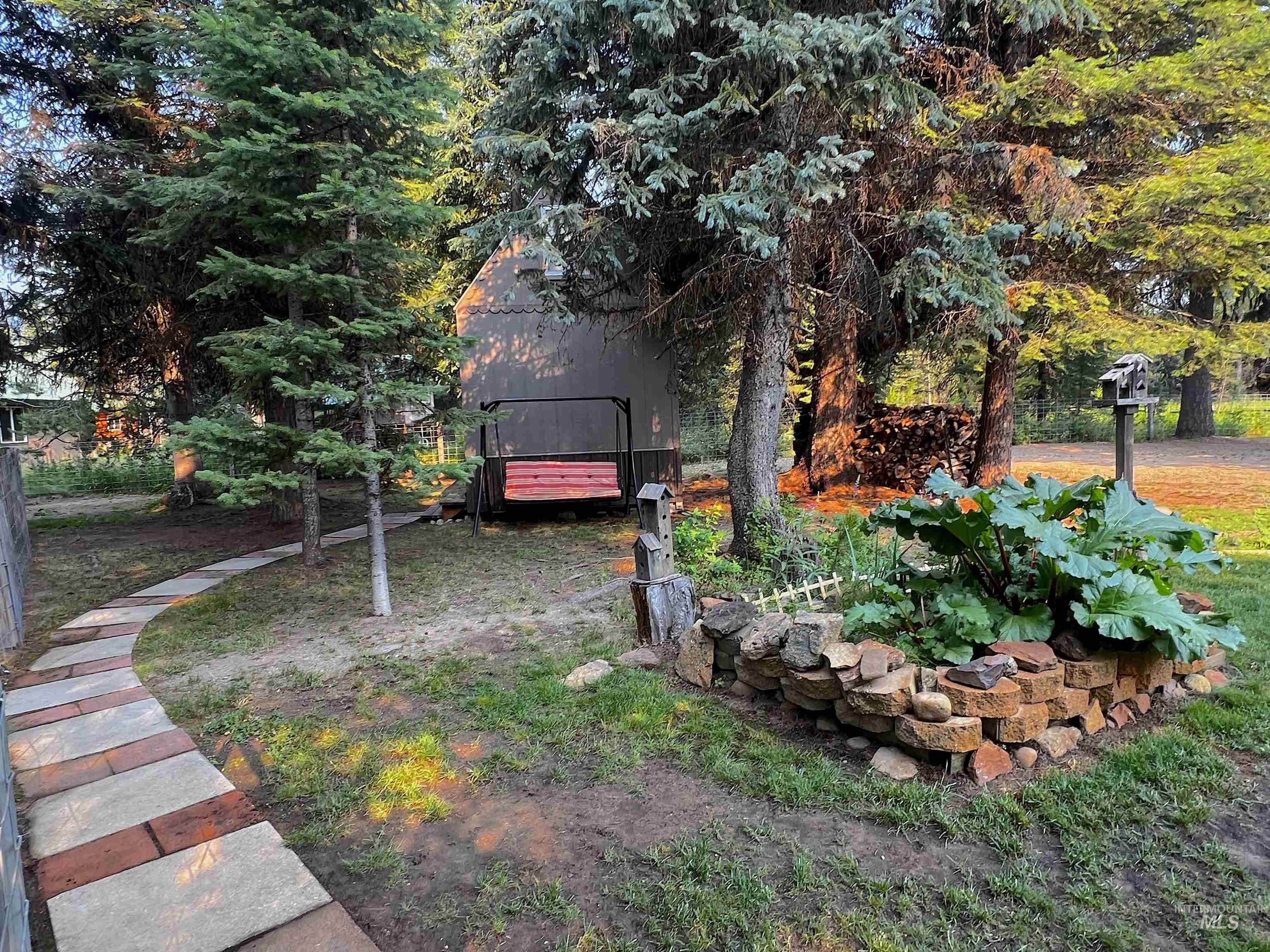 View of yard featuring an outbuilding