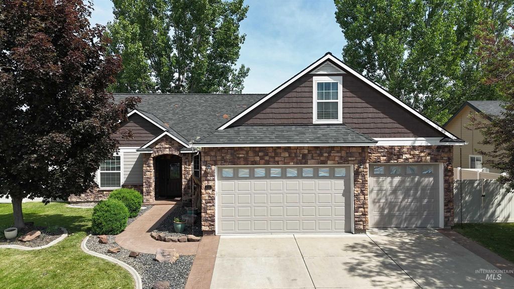 Photo of 235 Magnolia Ave, Fruitland, ID 83619 (MLS # 98987351)