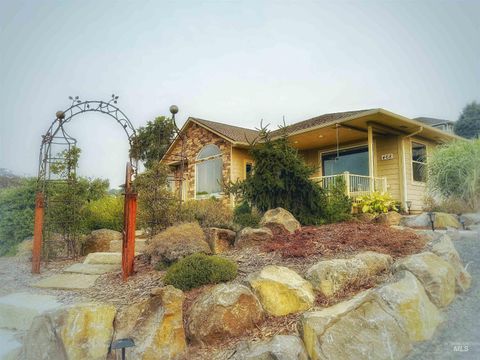 Photo of 468 Crestline Circle Drive, Lewiston, ID 83501 (MLS # 98956134)