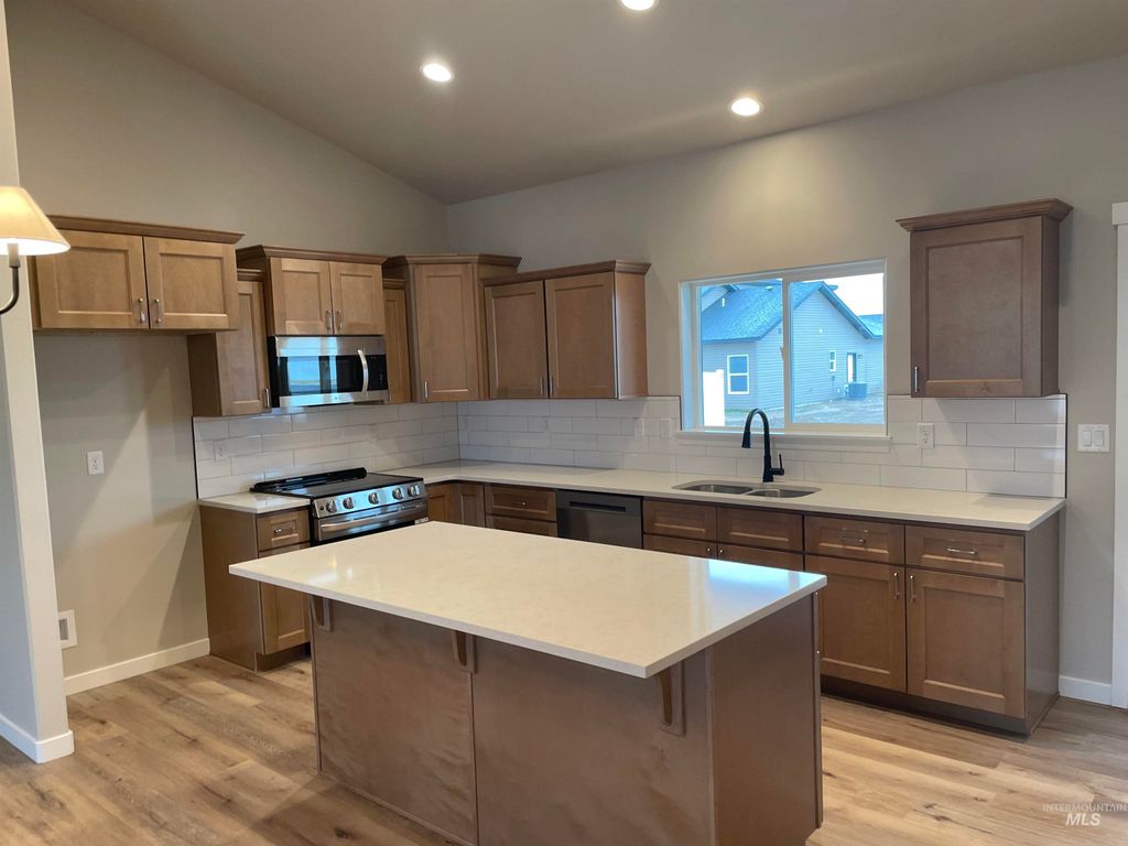 Photo of 1122 Crestview Dr, Twin Falls, ID 83301 (MLS # 98975589)