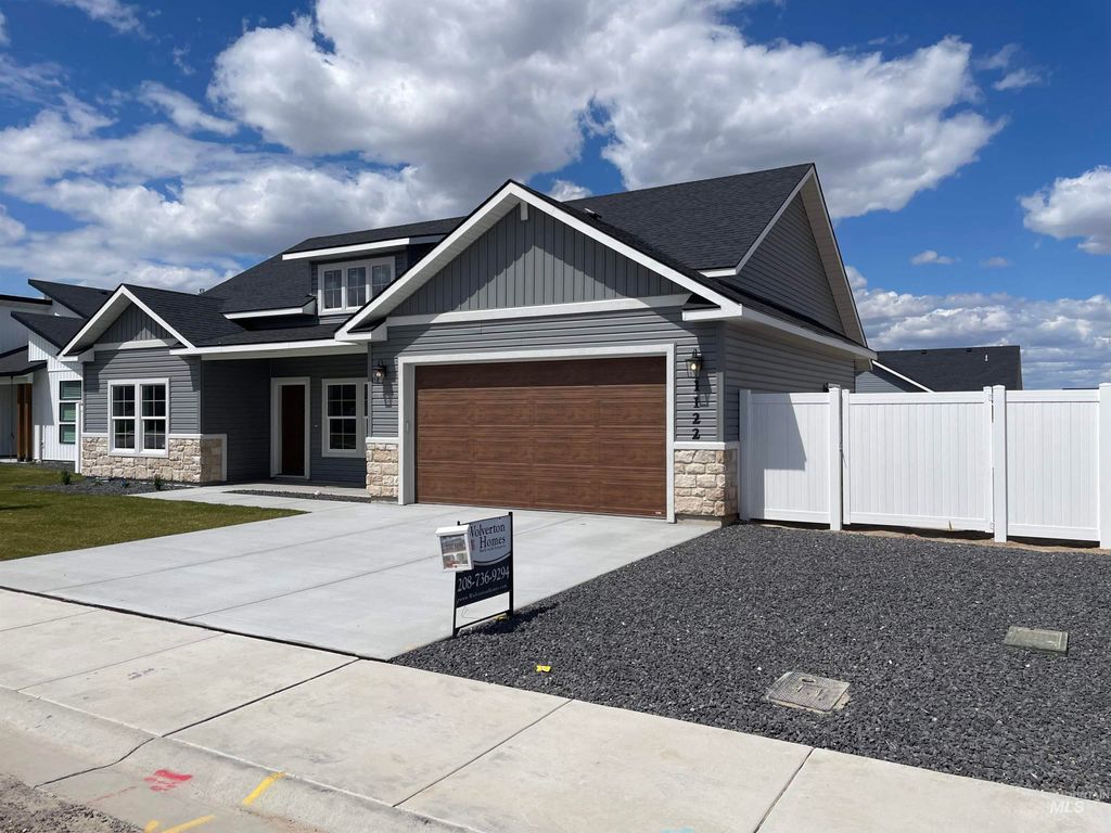 Photo of 1122 Crestview Dr, Twin Falls, ID 83301 (MLS # 98975589)