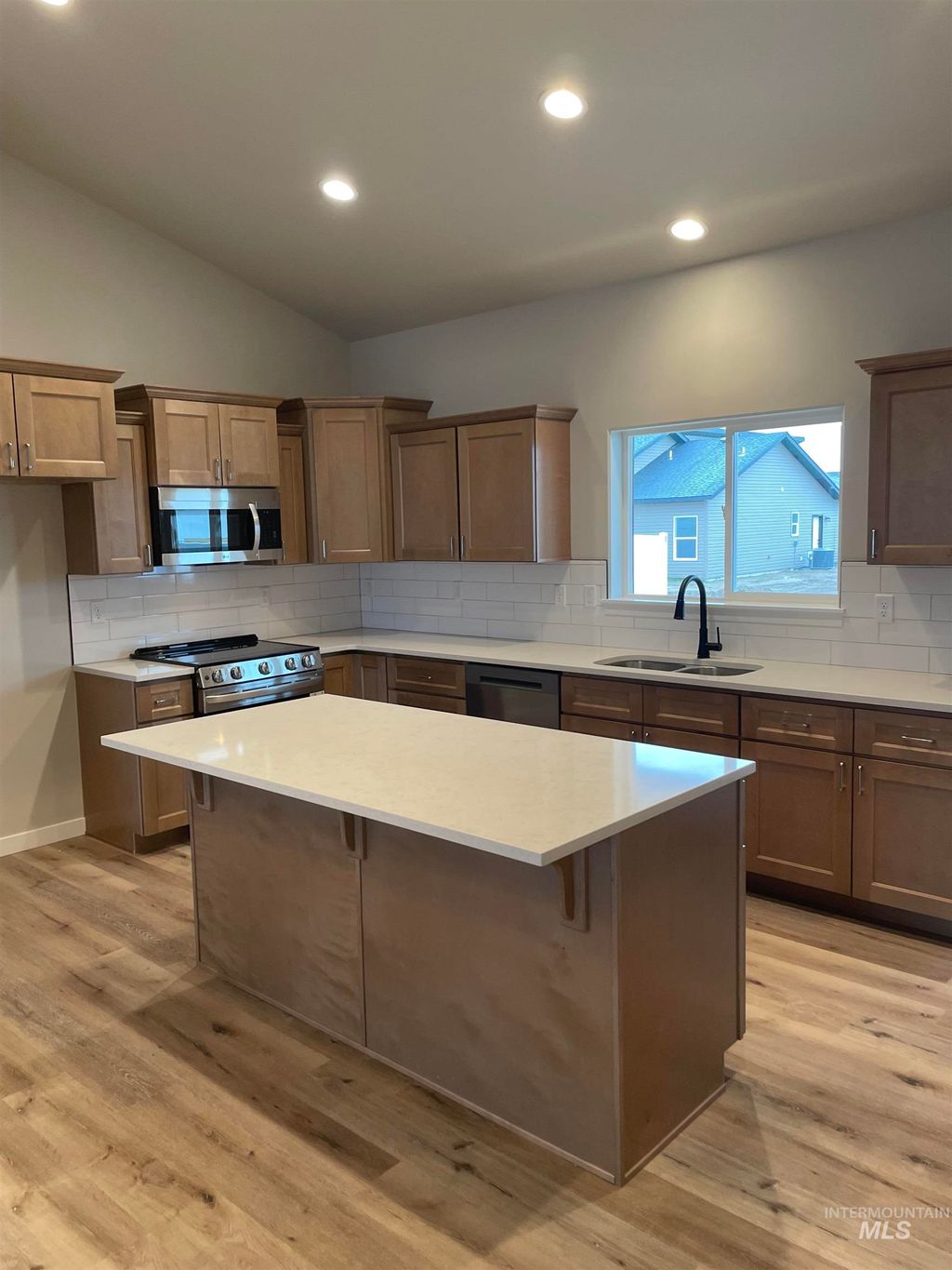 Photo of 1122 Crestview Dr, Twin Falls, ID 83301 (MLS # 98975589)