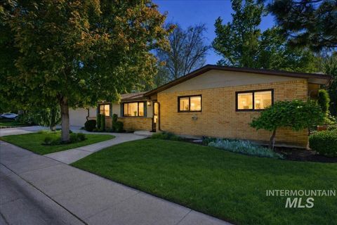 Photo of 5010 N Parkwood St, Boise, ID 83704 (MLS # 98986259)
