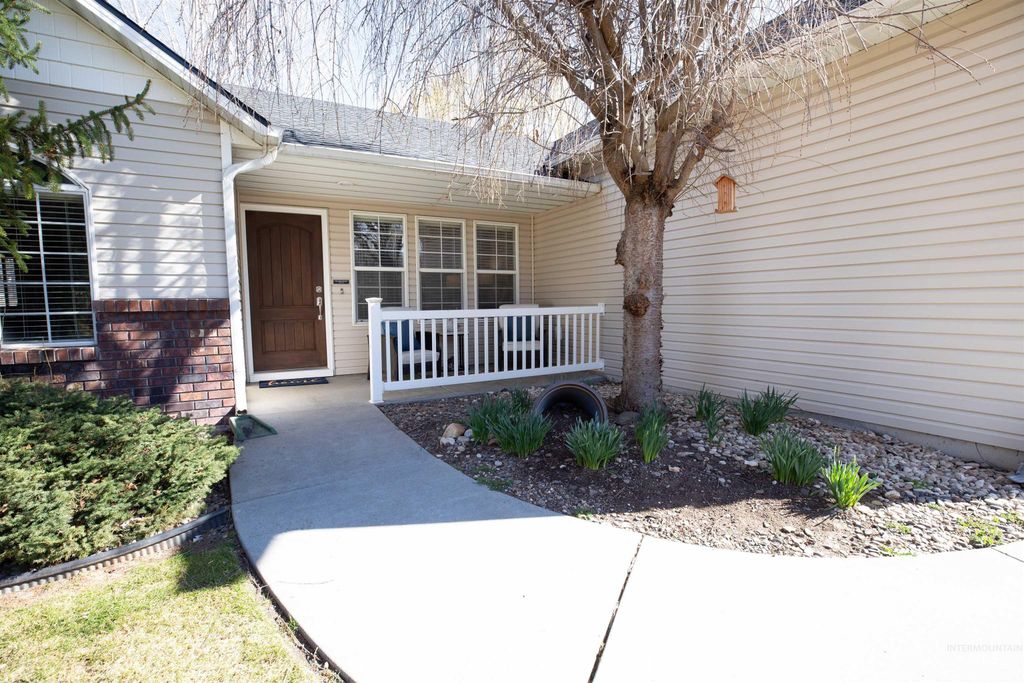 Photo of 2966 S Slate Creek Way, Meridian, ID 83642 (MLS # 98976756)