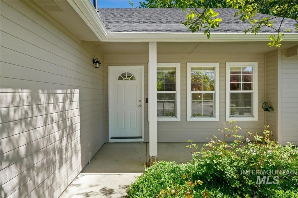 Photo of 316 S Cobblestone Way, Eagle, ID 83616 (MLS # 98984355)