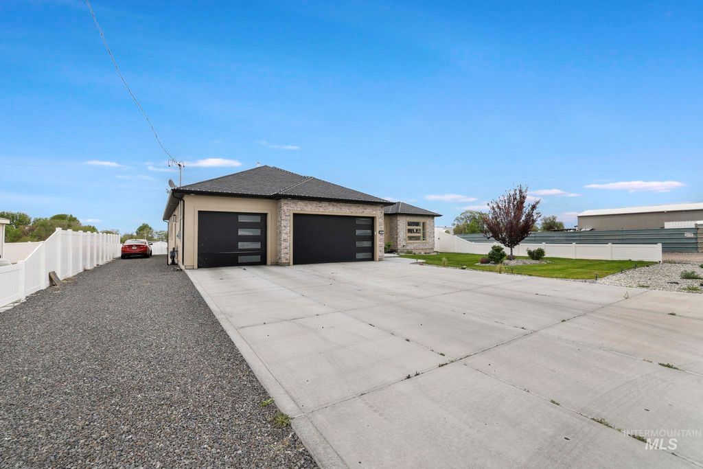 Photo of 601 Barsness Rd, Buhl, ID 83316 (MLS # 98986480)