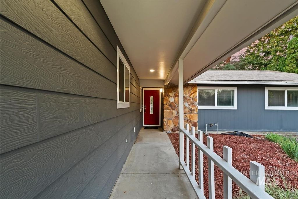 Photo of 1929 N Crestmont Dr, Meridian, ID 83646 (MLS # 98978579)