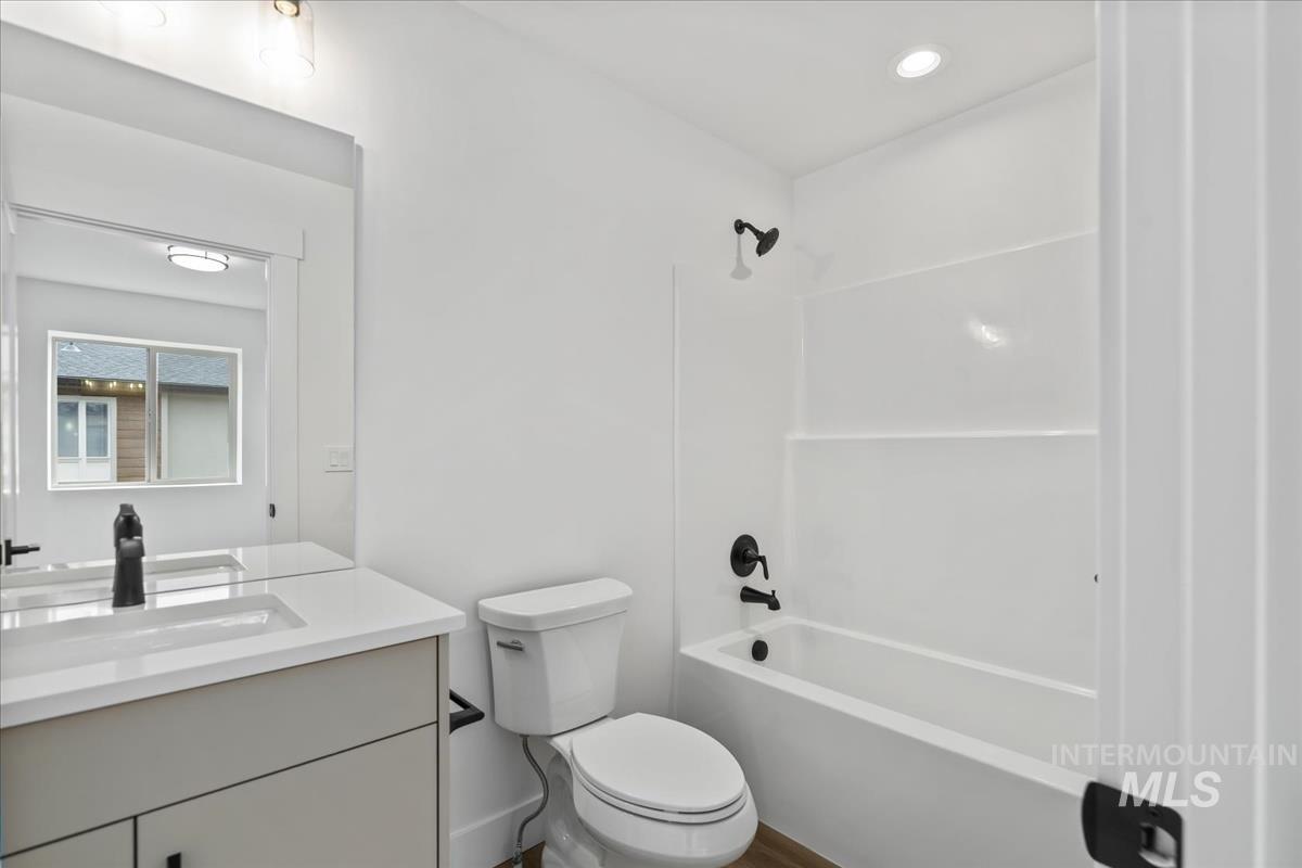 Bathroom with bathing tub / shower combination and vanity