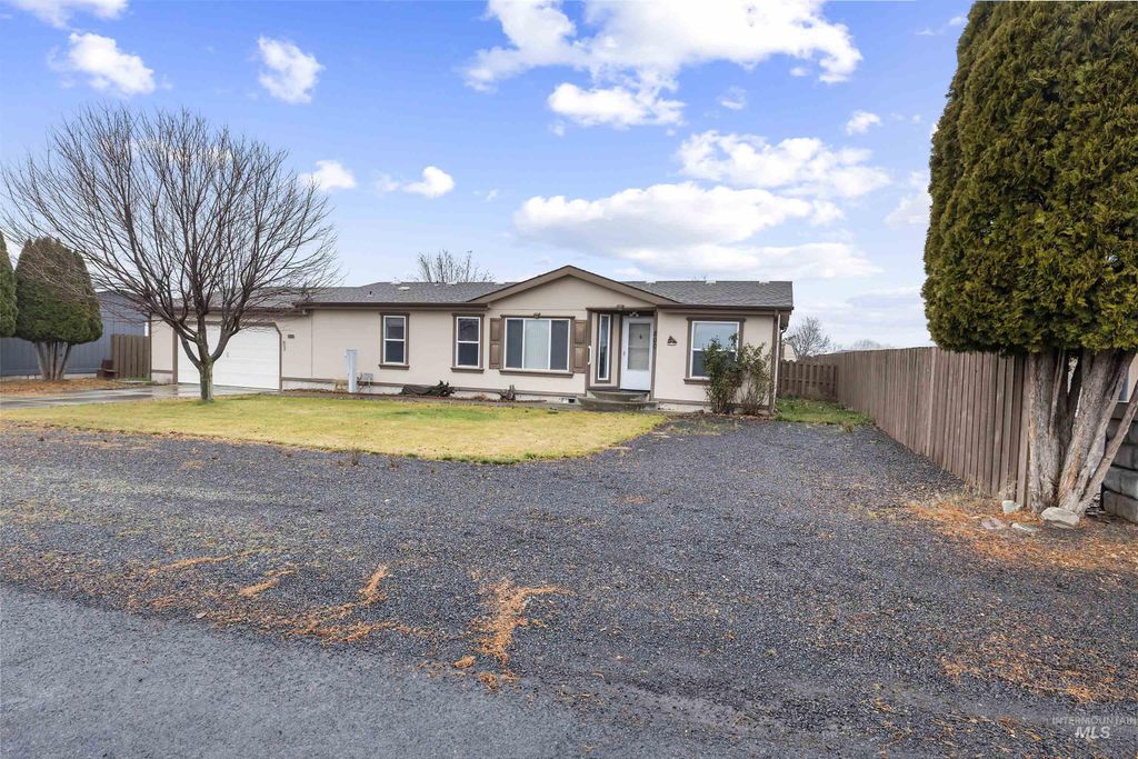 Photo of 860 Eagles Point Blvd, Lewiston, ID 83501 (MLS # 98971397)