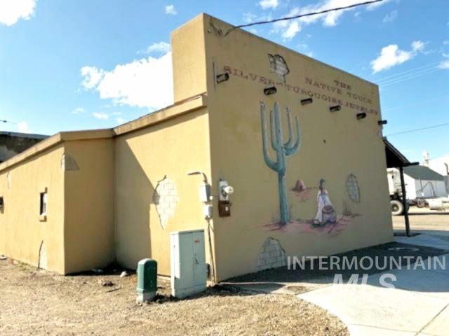 102 S 5th St