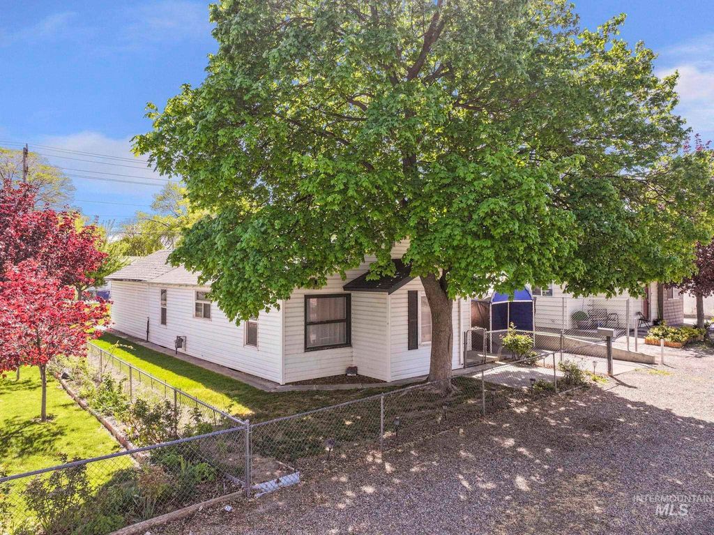 Photo of 322 Jackson St, Twin Falls, ID 83301 (MLS # 98983996)