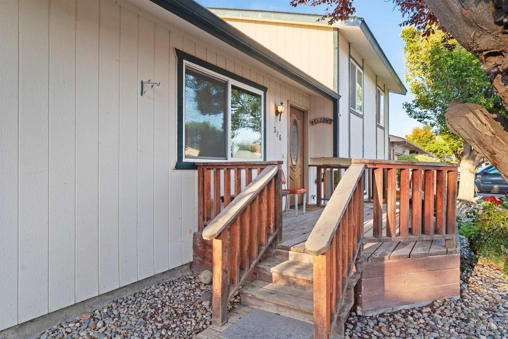 Photo of 386 Crestview Dr, Twin Falls, ID 83301 (MLS # 98998177)