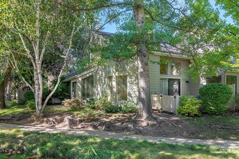 Photo of 1976 S Wood Duck Lane, Boise, ID 83706 (MLS # 98961977)