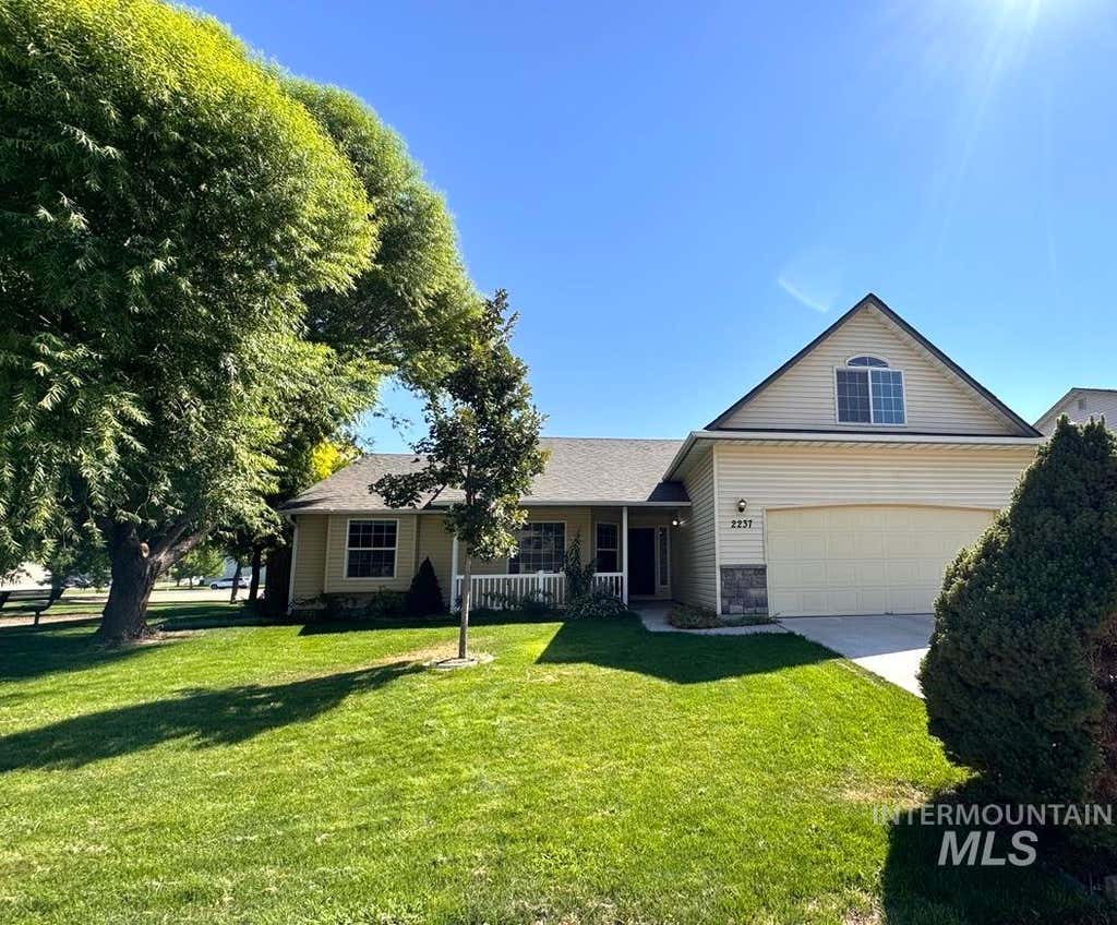 Photo of 2237 W Lake Pointe Ct, Nampa, ID 83651 (MLS # 98998015)
