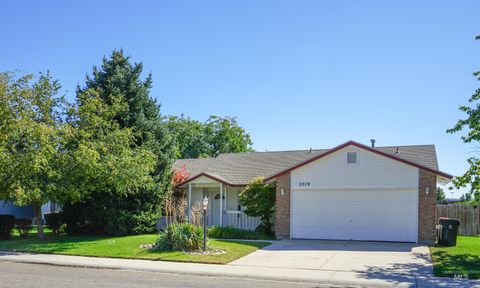 Photo of 2019 W Snyder Dr, Meridian, ID 83642 (MLS # 98961759)