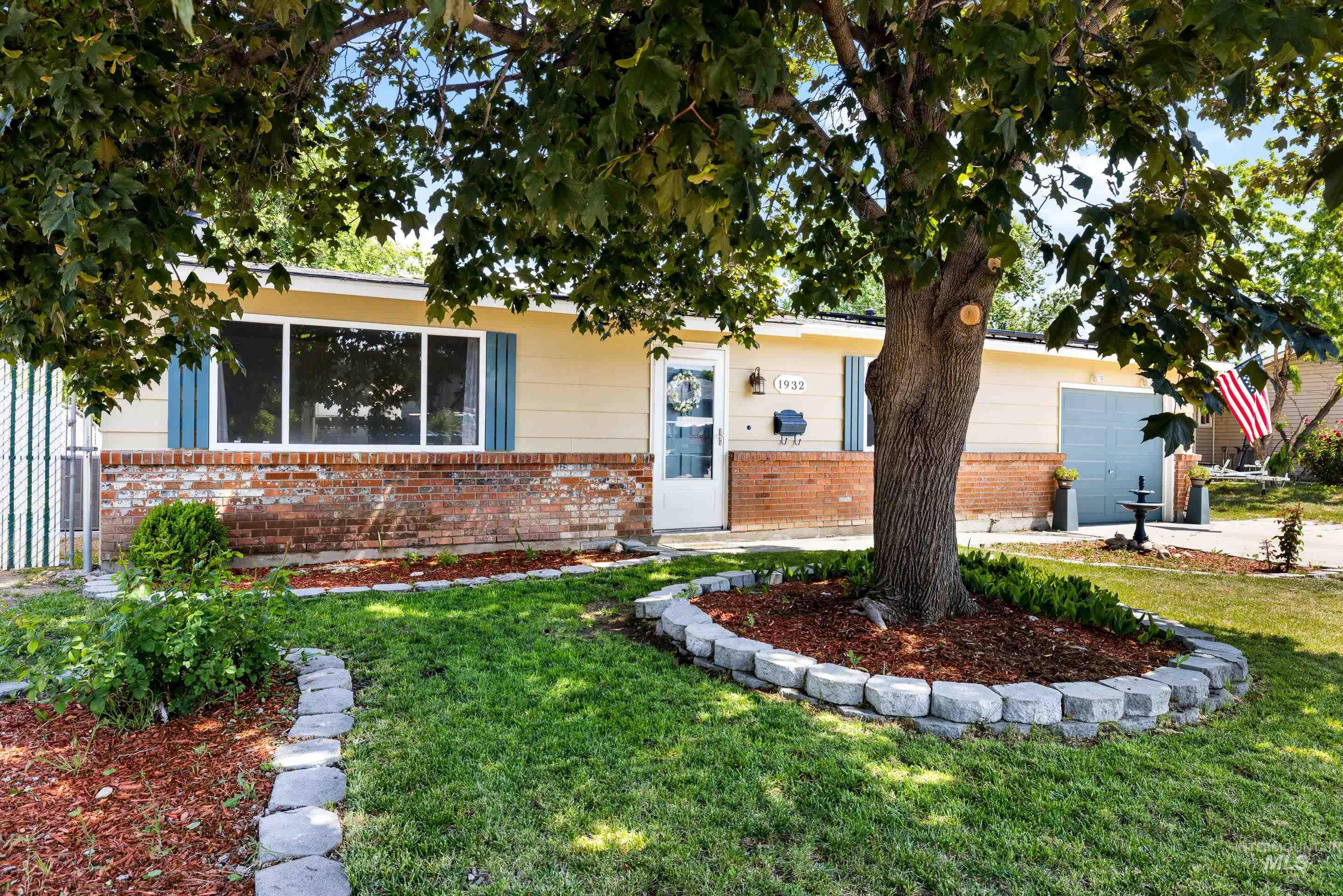 1932 W Panama St