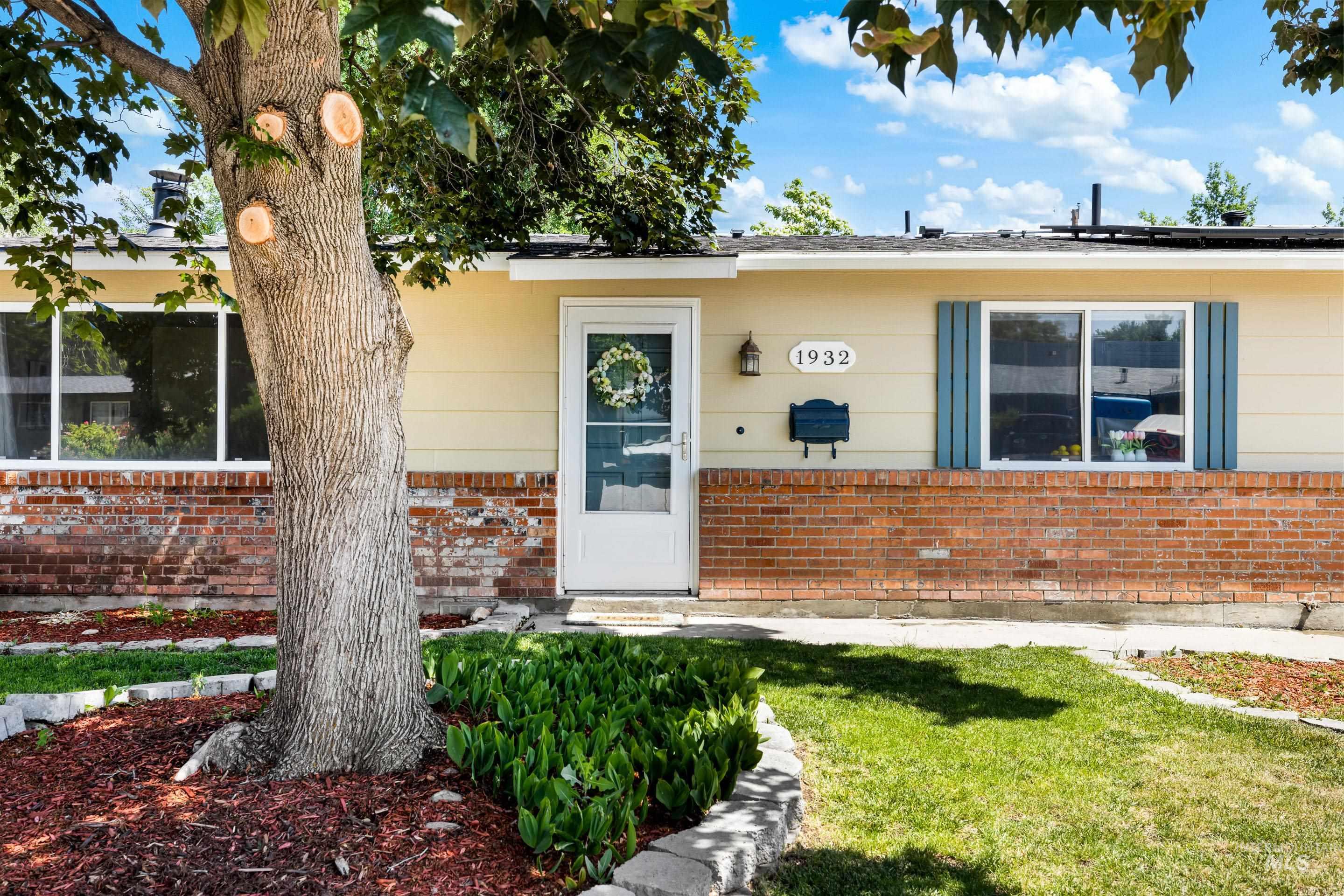 1932 W Panama St