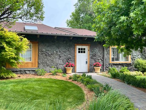 Photo of 564 S South Blue Lakes Blvd, Twin Falls, ID 83301 (MLS # 98977945)