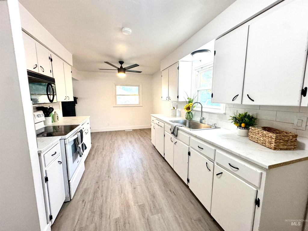 Photo of 923 13th St South St, Nampa, ID 83651 (MLS # 98958104)