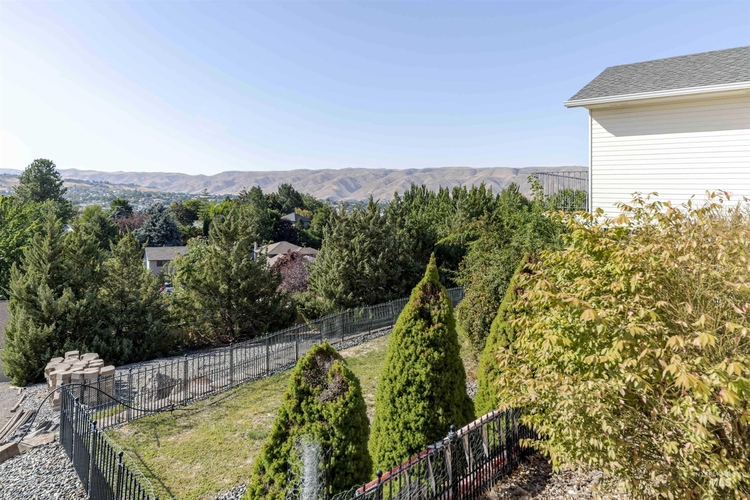 View of yard featuring a mountain view