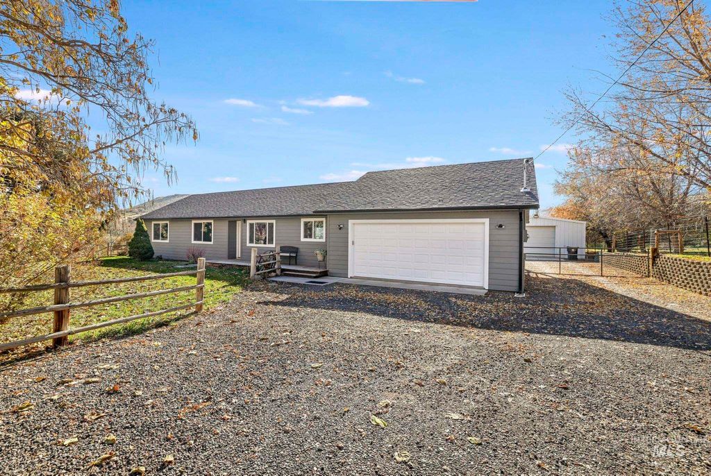 Photo of 1225 E 4325 N, Buhl, ID 83316 (MLS # 98967326)