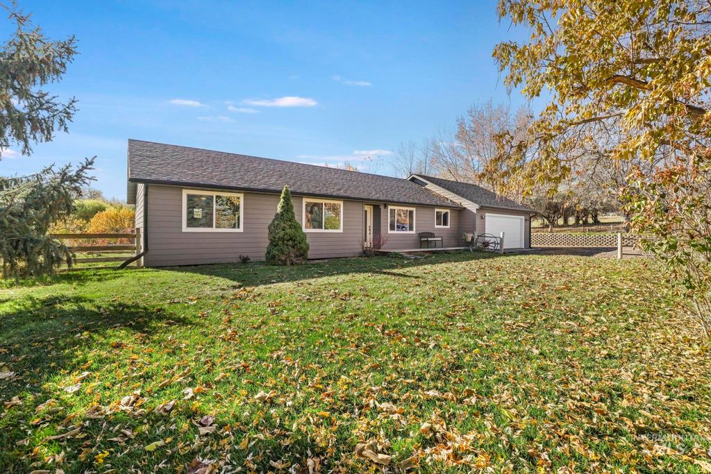 Photo of 1225 E 4325 N, Buhl, ID 83316 (MLS # 98967326)